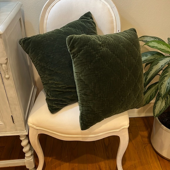 2 velvet, emerald green throw pillows, great condition 16x16 - Picture 1 of 3